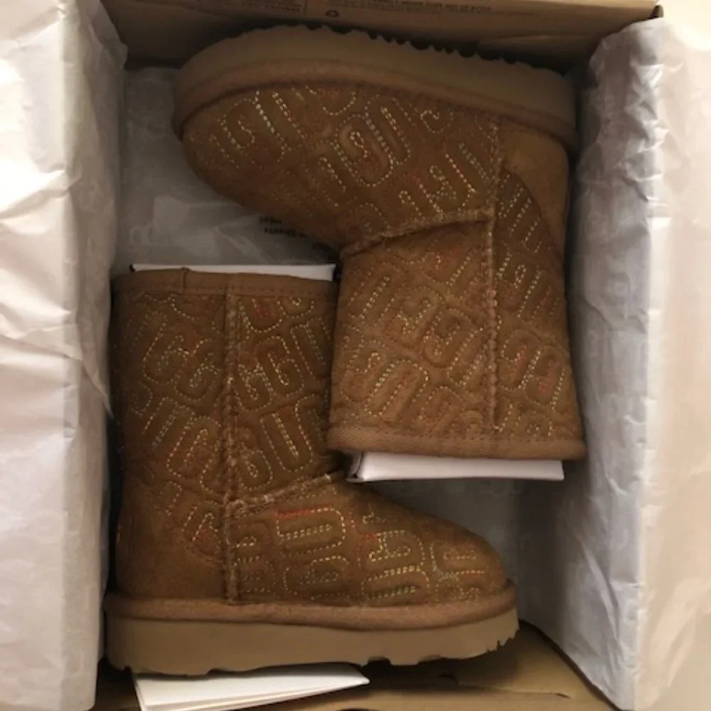 UGG Classic II Graphic Stitch Leather Kids' Short Boot for boy or girl. Size: 6